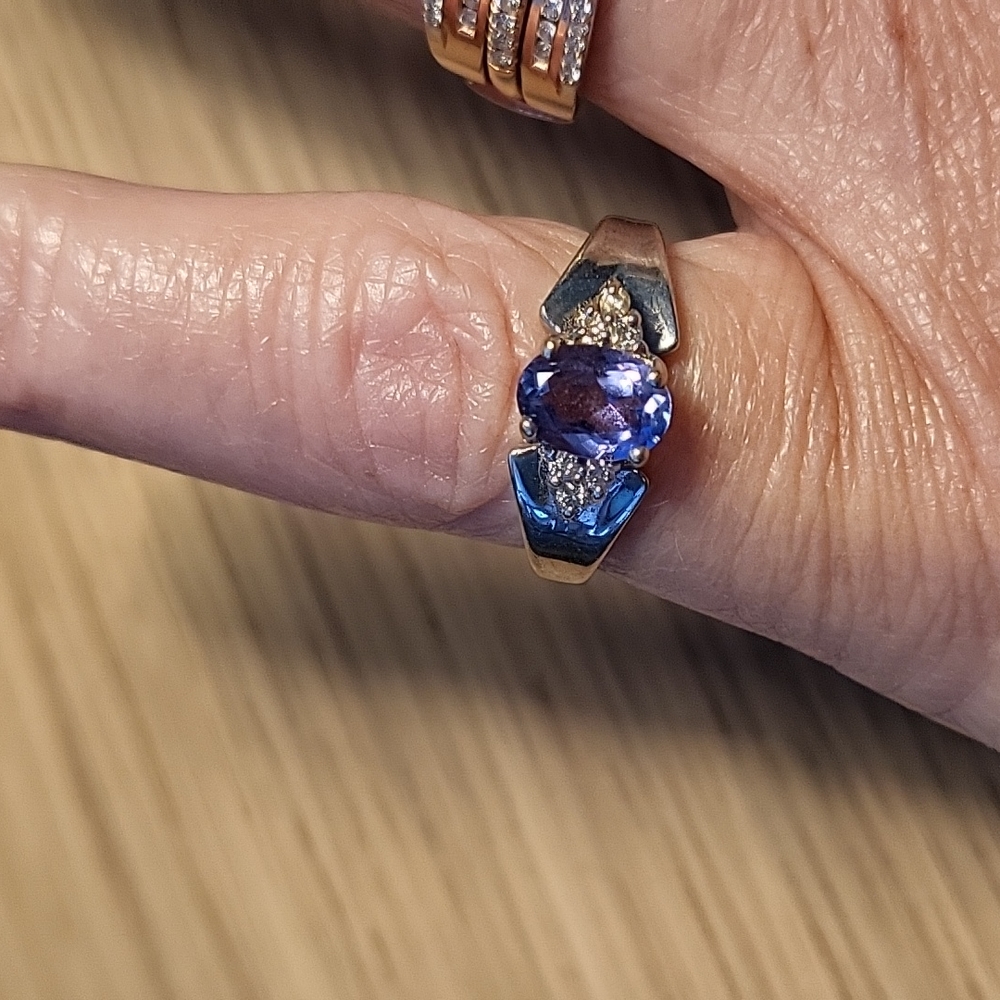 14k  white gold tanzanite/diamond  ring